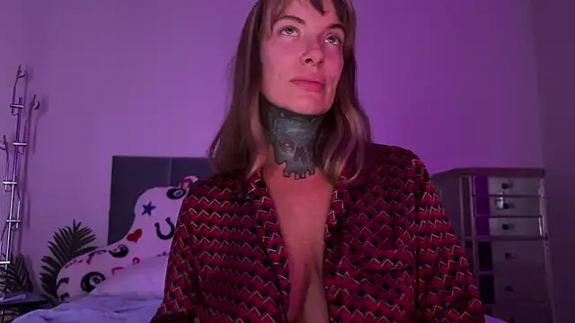 Snapshot of airgeadx chatting on 12-17-25, 11:00 airgeadx online show from 12-17-25, 11:00