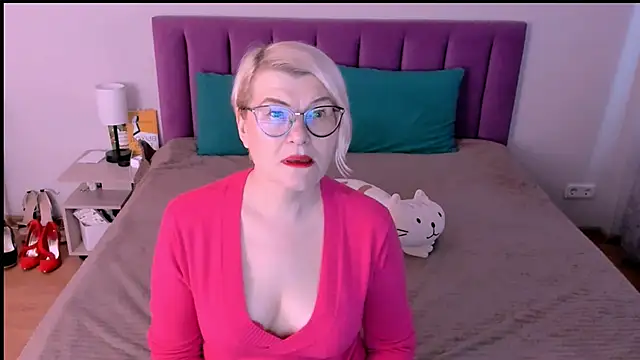 sabrinamacmarren online show from 10-26-25, 01:17