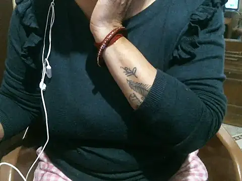 Snapshot of UrsMansi chatting on 11-12-25, 04:35 UrsMansi online show from 11-12-25, 04:35