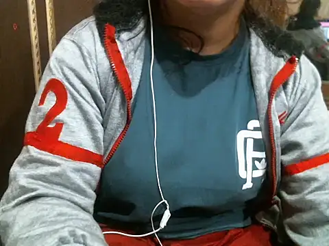 Snapshot of UrsMansi chatting on 12-21-25, 07:04 UrsMansi online show from 12-21-25, 07:04