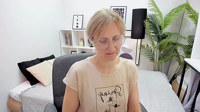 Paris Cherry online show from 10-13-25, 08:09