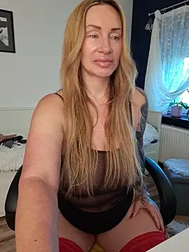 Snapshot of missjenn_x chatting on 05-20-26, 04:18 missjenn x online show from 05-20-26, 04:18