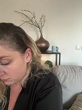 Snapshot of Anna_Alexa chatting on 12-10-24, 01:00 Anna Alexa online show from 12-10-24, 01:00