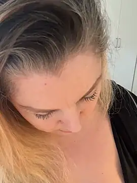 Snapshot of Anna_Alexa chatting on 03-04-25, 11:51 Anna Alexa online show from 03-04-25, 11:51