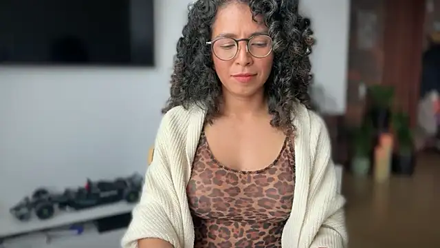 Snapshot of illaroom chatting on 10-10-25, 08:41 illaroom online show from 10-10-25, 08:41