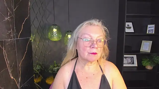 Snapshot of NataliMellow chatting on 10-18-25, 01:01 NataliMellow online show from 10-18-25, 01:01