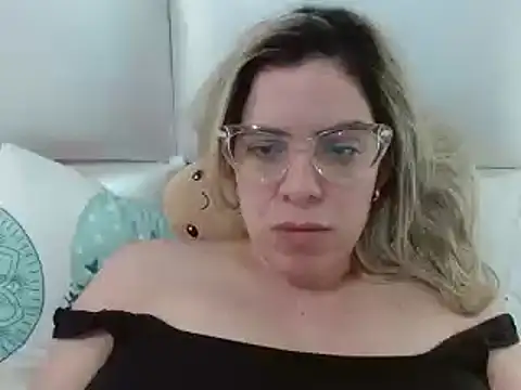Snapshot of ashlymoon chatting on 12-17-24, 04:11 ashlymoon online show from 12-17-24, 04:11