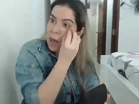 Snapshot of ashlymoon chatting on 02-17-25, 06:37 ashlymoon online show from 02-17-25, 06:37