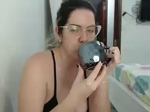 Snapshot of ashlymoon chatting on 02-26-25, 12:38 ashlymoon online show from 02-26-25, 12:38