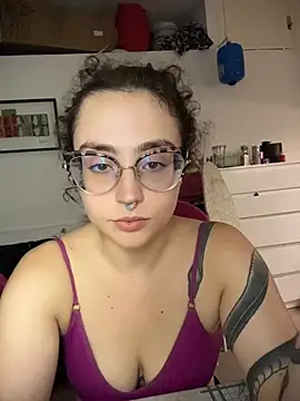 Snapshot of ladyturtle chatting on 07-18-26, 12:48 ladyturtle online show from 07-18-26, 12:48