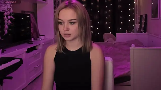 Snapshot of MaryDreaminess chatting on 12-15-24, 04:04 MaryDreaminess online show from 12-15-24, 04:04