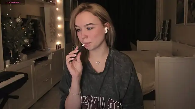 Snapshot of MaryDreaminess chatting on 01-05-25, 05:30 MaryDreaminess online show from 01-05-25, 05:30