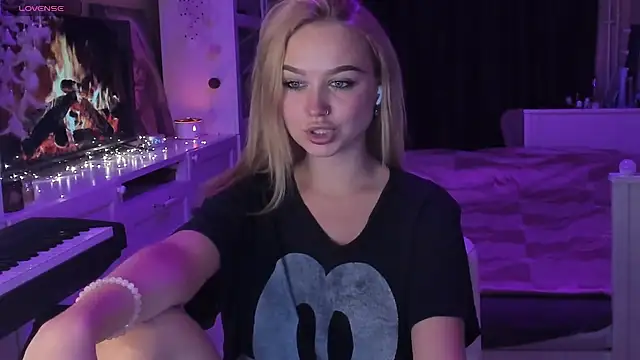 Snapshot of MaryDreaminess chatting on 03-09-25, 10:52 MaryDreaminess online show from 03-09-25, 10:52