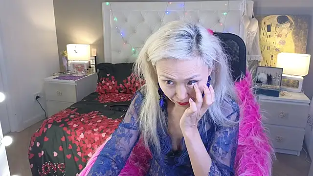 Snapshot of RoxalanaStar chatting on 02-25-26, 11:14 RoxalanaStar online show from 02-25-26, 11:14