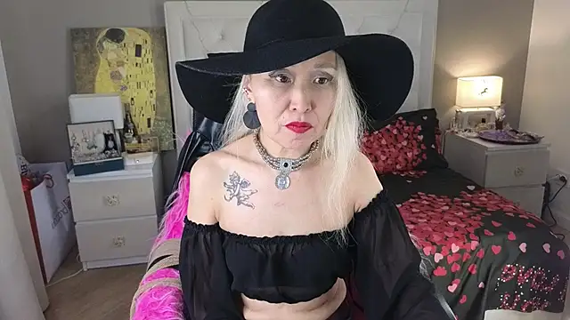 Snapshot of RoxalanaStar chatting on 05-30-26, 08:28 RoxalanaStar online show from 05-30-26, 08:28
