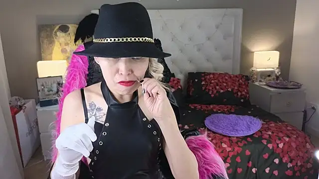 Snapshot of RoxalanaStar chatting on 06-05-26, 10:54 RoxalanaStar online show from 06-05-26, 10:54