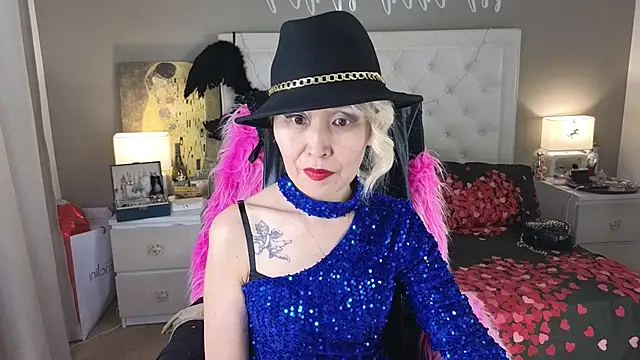 Snapshot of RoxalanaStar chatting on 06-12-26, 12:04 RoxalanaStar online show from 06-12-26, 12:04