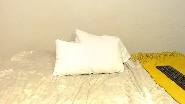 Snapshot of zandile chatting on 10-19-25, 04:51 zandile online show from 10-19-25, 04:51