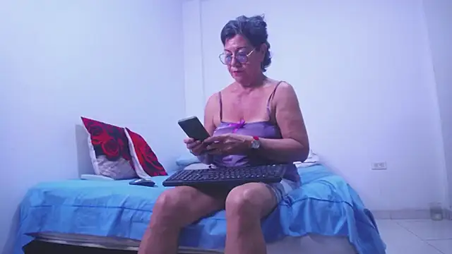 Snapshot of sexycristina_2 chatting on 12-19-25, 02:24 sexycristina 2 online show from 12-19-25, 02:24