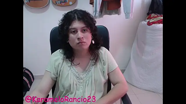 Snapshot of Smoke_trip_Alicia chatting on 02-20-25, 01:08 Smoke trip Alicia online show from 02-20-25, 01:08