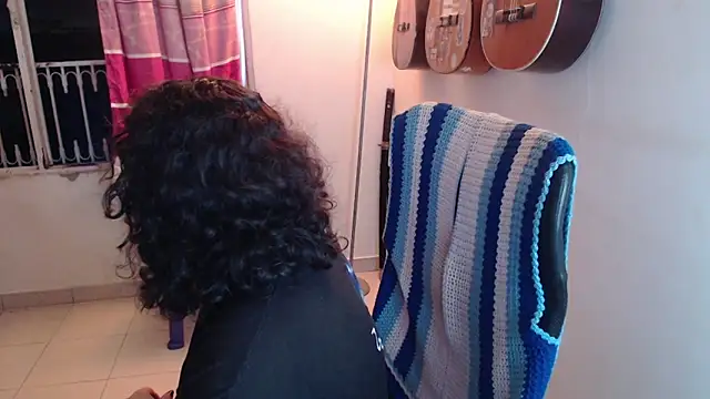 Snapshot of Smoke_trip_Alicia chatting on 10-12-25, 02:43 Smoke trip Alicia online show from 10-12-25, 02:43