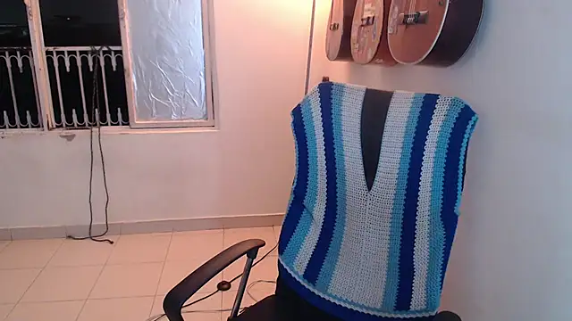 Snapshot of Smoke_trip_Alicia chatting on 10-23-25, 04:45 Smoke trip Alicia online show from 10-23-25, 04:45