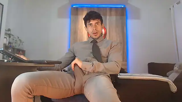 Snapshot of Andrew_4_ chatting on 10-30-25, 01:07 Andrew 4 online show from 10-30-25, 01:07