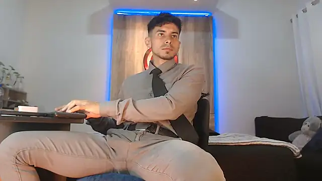 Snapshot of Andrew_4_ chatting on 10-31-25, 02:45 Andrew 4 online show from 10-31-25, 02:45