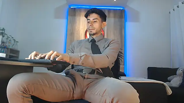 Snapshot of Andrew_4_ chatting on 11-08-25, 04:34 Andrew 4 online show from 11-08-25, 04:34