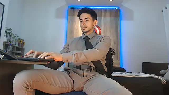 Snapshot of Andrew_4_ chatting on 11-11-25, 02:33 Andrew 4 online show from 11-11-25, 02:33