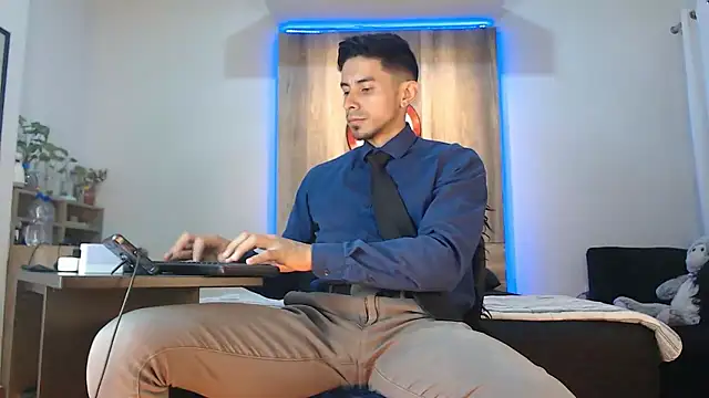 Snapshot of Andrew_4_ chatting on 12-04-25, 02:43 Andrew 4 online show from 12-04-25, 02:43