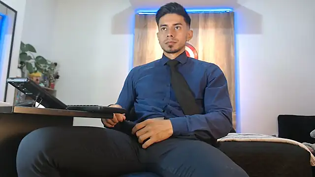 Snapshot of Andrew_4_ chatting on 01-11-26, 11:43 Andrew 4 online show from 01-11-26, 11:43