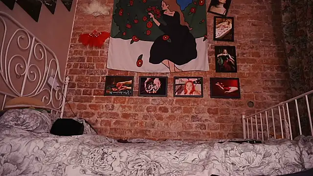 Snapshot of Evelively chatting on 11-26-25, 04:13 Evelively online show from 11-26-25, 04:13