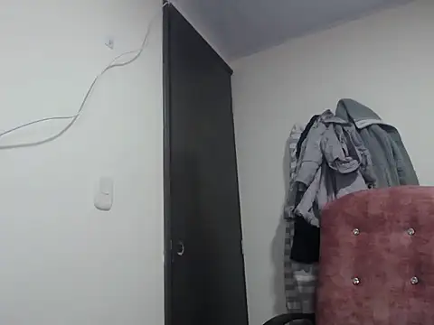 Snapshot of Mia_davis01 chatting on 12-20-25, 04:52 Mia davis01 online show from 12-20-25, 04:52