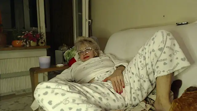 Snapshot of larawet chatting on 03-08-25, 11:07 larawet online show from 03-08-25, 11:07