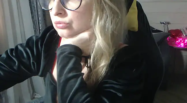 Snapshot of RubiLakros chatting on 02-14-25, 10:36 RubiLakros online show from 02-14-25, 10:36