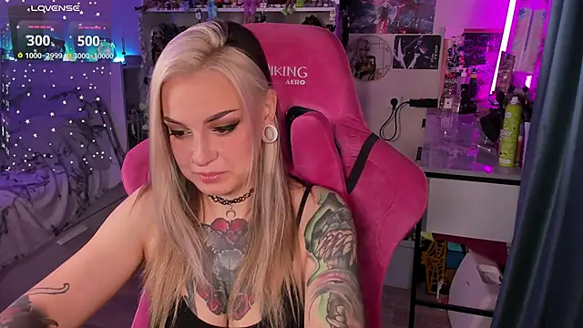 ChloeKohaku online show from 10-19-25, 04:02