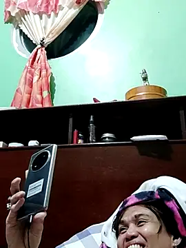 QueenSoreal online show from 11-14-25, 03:22