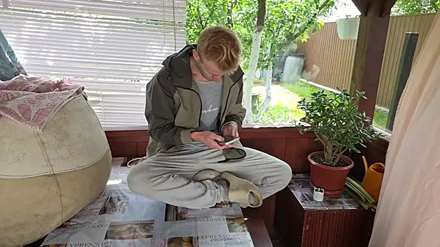 Snapshot of Vuitton chatting on 05-29-26, 12:03 Vuitton online show from 05-29-26, 12:03