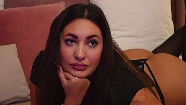 YaaraCollins online show from 10-17-25, 07:05