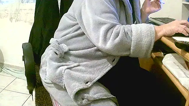 Snapshot of douceur63 chatting on 12-22-24, 11:33 douceur63 online show from 12-22-24, 11:33