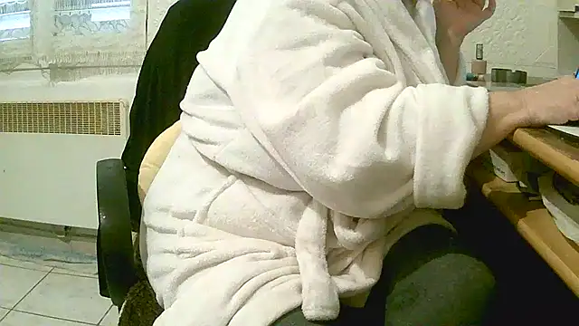 Snapshot of douceur63 chatting on 01-09-26, 12:30 douceur63 online show from 01-09-26, 12:30