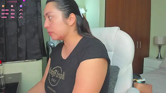 Snapshot of Kyllie_B chatting on 03-18-25, 02:25 Kyllie B online show from 03-18-25, 02:25