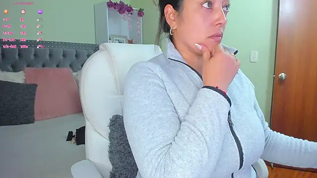 Snapshot of Kyllie_B chatting on 09-16-25, 12:22 Kyllie B online show from 09-16-25, 12:22