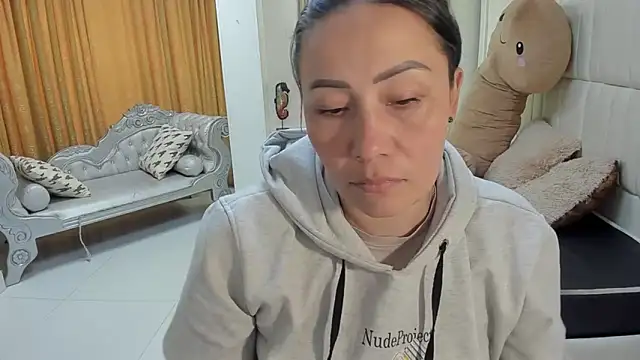 Snapshot of gaby_trent chatting on 02-18-26, 01:40 gaby trent online show from 02-18-26, 01:40