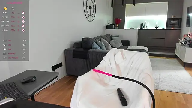 Juicy Bella online show from 11-28-25, 07:05