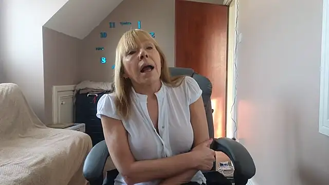 Snapshot of hollyjanesmith chatting on 12-06-24, 12:05 hollyjanesmith online show from 12-06-24, 12:05