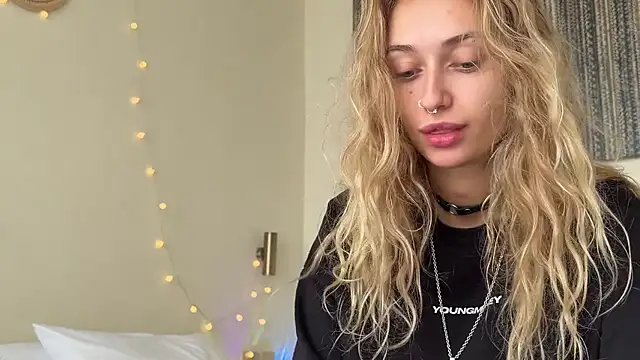 Snapshot of MonicaMilz chatting on 03-03-26, 06:08 MonicaMilz online show from 03-03-26, 06:08