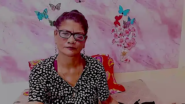 Snapshot of IndianAllure chatting on 11-26-25, 05:52 IndianAllure online show from 11-26-25, 05:52