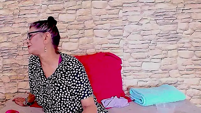 Snapshot of IndianAllure chatting on 12-18-25, 05:35 IndianAllure online show from 12-18-25, 05:35